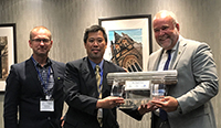 Prix au Dr Paul Chan (entre M. Doug Jensen et l'honorable Todd Smith) pour sa contribution à la technologie CANDU
