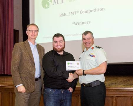 David Patch reçoit le prix de la deuxième place de M. Phil Bates, PhD et du commandant, le Bgén Sébastien Bouchard